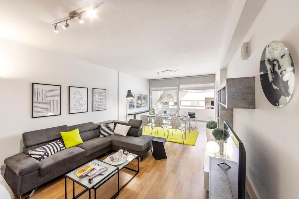 Luxurious Bright & Stylish 2br With Office In *
